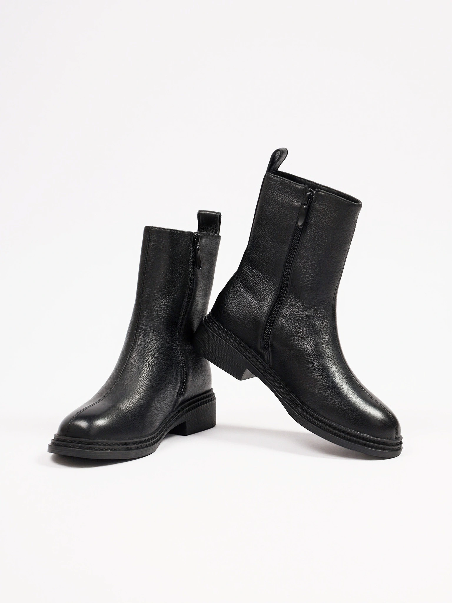 Ботинки черного цвета на среднем широком каблуке